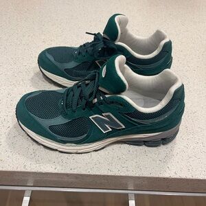New Balance 2002 premium Sneakers in hunter green. Size 9 woman and 7.5 in men.